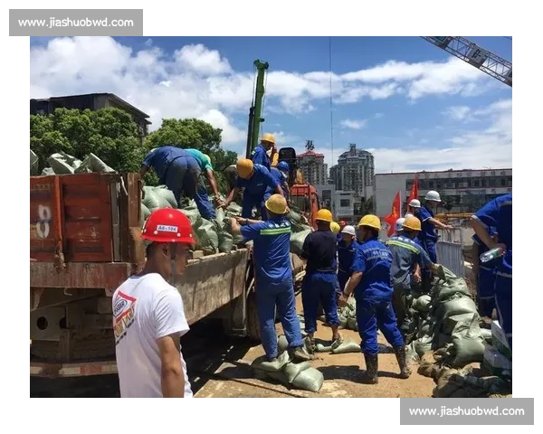 洪流中的脊梁:担当与温情铸就生命防线 洪流中的脊梁:担当与温情铸就生命防线