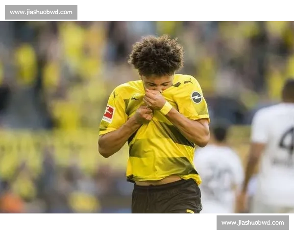 镜报：曼联被迫降价抛售马拉西亚，转会市场遇冷成烫手山芋